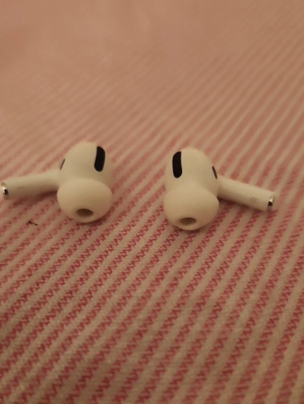 Apple White Wireless Earbuds with Charging Case